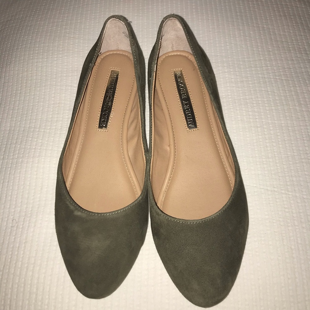 NWOT Audrey Brooke leather flats